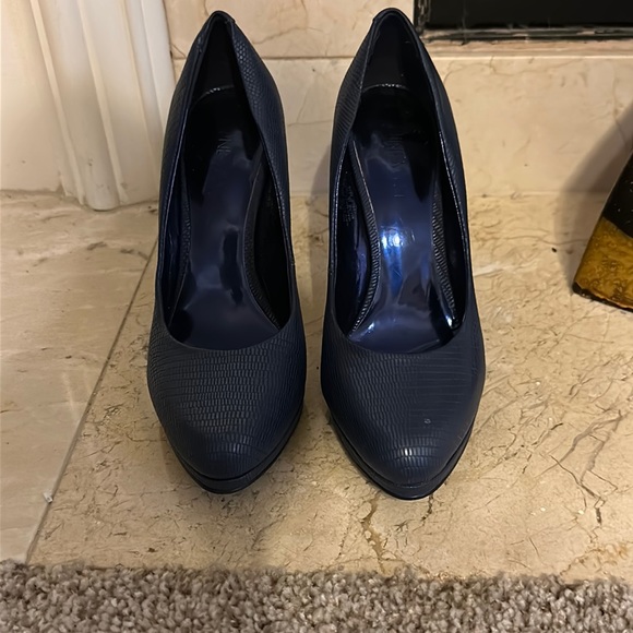 Blue embossed Nine West pumps - Picture 1 of 4